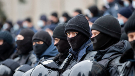 Служители на полицията за борба с безредиците по време на протеста на площада на Великото народно събрание в Кишинев, 6 декември 2020 г. 