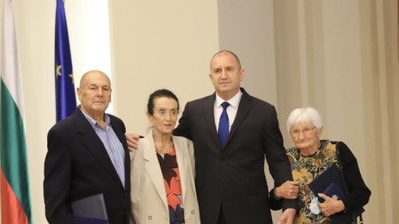 Румен Радев с отличените Иванка Антонова (вдясно), Олга Борисова и Димитър Манов