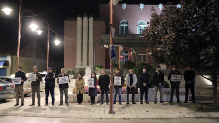 Мълчалив протест на граждани на Цариброд в памет на жертвите от трагедията в Нови Сад.