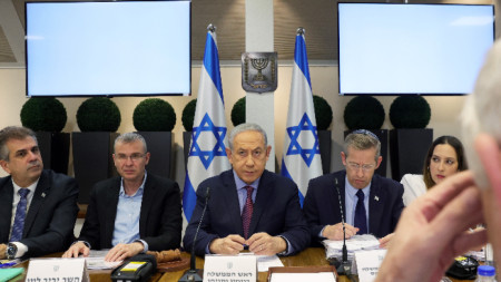 Израелският министър-председател Бенямин Нетаняху (в центъра) на седмичното заседание на кабинета във военната база Kirya в Тел Авив, Израел, 31 декември 2023 г.