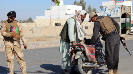 Стотици цивилни и военнослужещи бягат и днес от Афганистан през