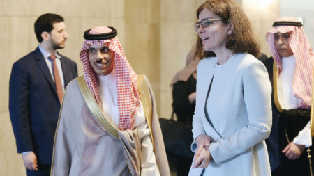 Министърът на външните работи на Саудитска Арабия принц Фейсал бин Фархан (вляво) и на България Теодора Генчовска