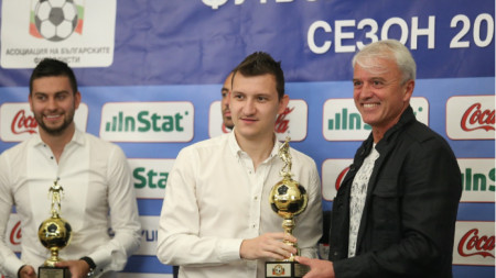 Тодоро Неделв (в средата) получи 318 гласа в анкетата.