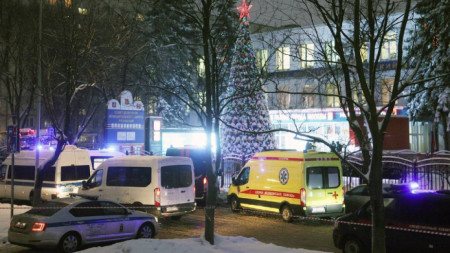 Линейки и полицейски автомобили в района на стрелбата в Москва.