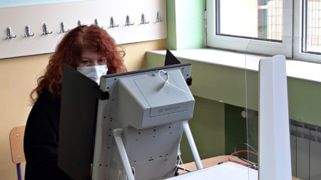 Вицепрезидентът Илияна Йотова гласува машинно и каза че е пуснала