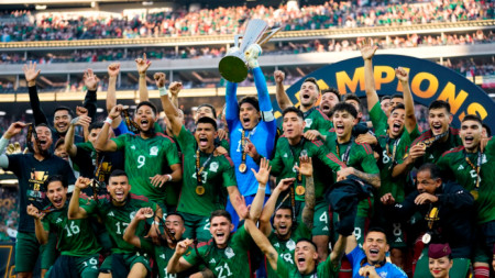 Футболистите на Мексико с трофея.