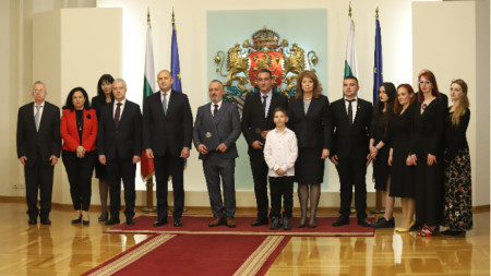 Президентът Румен Радев връчва български документи за самоличност на Любчо Георгиевски и Благой Шаторов