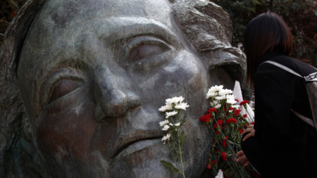 Жена поставя цвете на паметника в двора на Политехниката в памет на жертвите на въстанието от 1973 г. срещу военната хунта, Атина, 15 ноември 2022 г. Възпоменателни събития се провеждат три дни в цяла Гърция, за да отбележат 49-та годишнина от историческия студентски бунт.