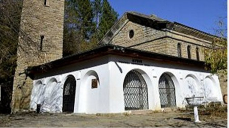 Най старата възрожденска иконописна школа в България е Тревненската Повече