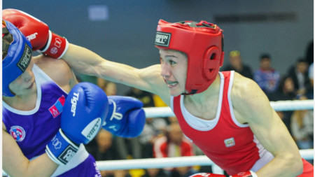Станимира Петрова (в червен екип) ще боксира срещу сръбкиня на полуфинал.
