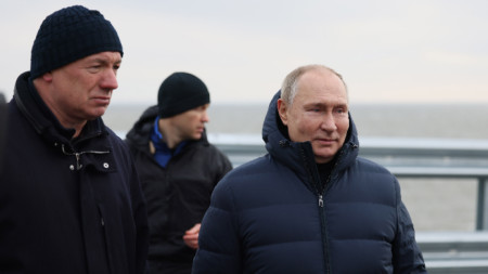 Руският президент Владимир Путин (вдясно) и руският вицепремиер Марат Хуснулин (вляво) посетиха ремонтирания Керченски мост (Кримски мост ), 5 декември 2022 г. 