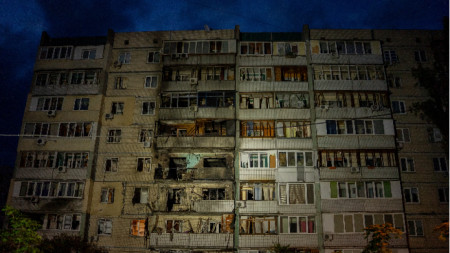 Щети на жилищна сграда след руска атака в Киев, 24 май 2025 г.
