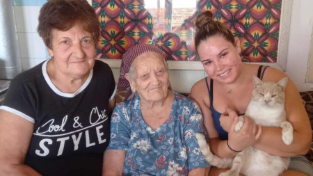 Столетничката Радка, с дъщеря си Малинка и внучката Милена. 