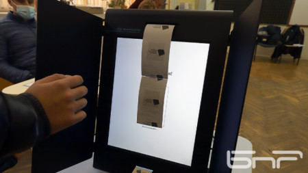 Снимката е илюстративна - машините за гласуване принтират разписки за всеки избор  - за президент и за парламент.