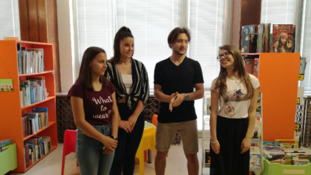 Младите дарители от Детския общински съвет в Добрич. 