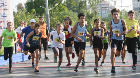 В деня, когато празнуваме Съединението, в щафетния маратон в София се включиха деца и възрастни. Участие взеха 80 отбора.