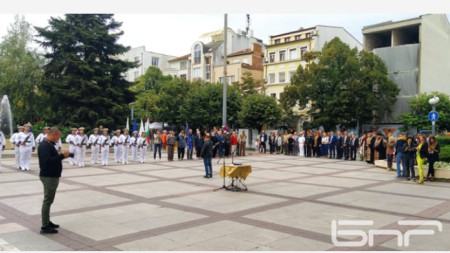 Бургас отбеляза Денят на Независимостта с молебен и военен ритуал