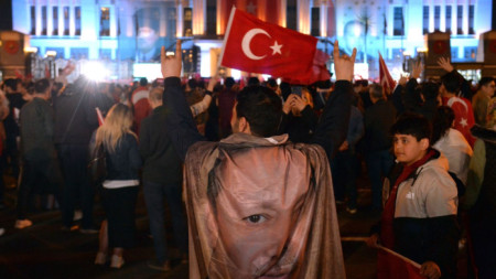 Привърженици на Реджеп Ердоган слушат речта му в Анкара след неговата победа на балотажа за президент на Турция.