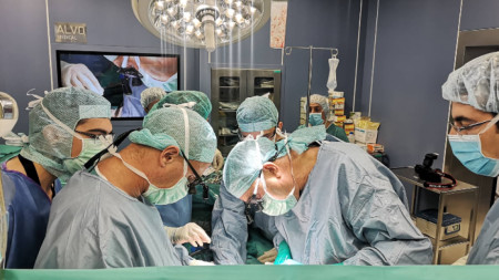 Три от трансплантациите са били извършени в болница „Лозенец“ и една във ВМА в София