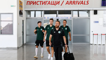 Футболистите на гръцкия отбор на летището.