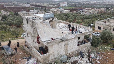 Сграда, ударена при предполагаема антитерористична операция на американските специални части в село Атма в северната провинция Идлиб, Сирия, 3 февруари 2022 г.
