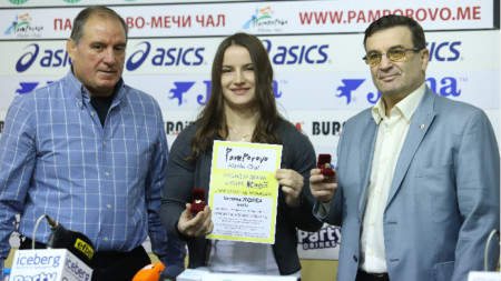 Биляна Дудова и найният треньор Георги Калчев (вдясно) с наградите за №1 за месец октомври.