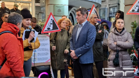 Зам.-министърът на културата Георги Султанов (в центъра) покани протестиращите в Министерството на културата, за да обсъдят проблемите и исканията им.