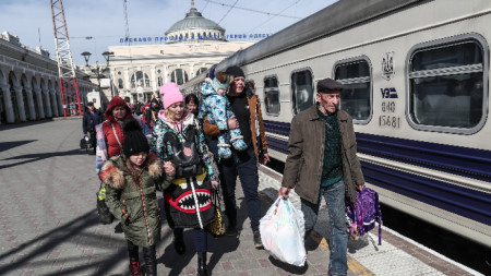 Бежанци от Херсон на гарата в Одеса, 20 март 2022 г.