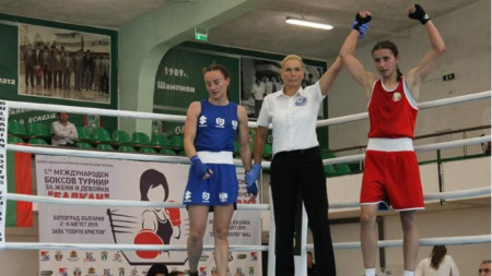 Габриела Димитрова (в червен екип) е на осминафинал в Улан-Уде.