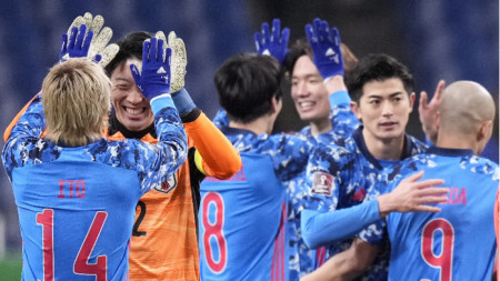Футболистите на Япония се поздравяват след края на срещата.