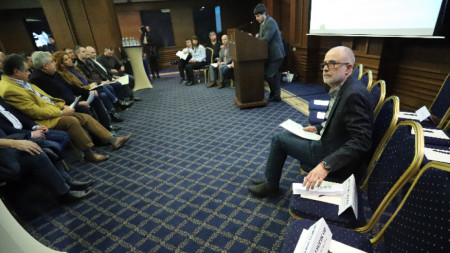 Проф. Олег Асенов, член на УС на АПИ, участва в среща-дискусия на тема „Предизвикателствата при въвеждането и експлоатацията на тол системата в България“.