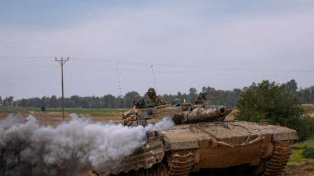 Танк на израелската армия се придвижва близо до границата между Израел и Газа, в Южен Израел, 17 януари 2024 г. 
