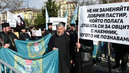 Протест и контрапротест на свещеници пред Светия синод в София