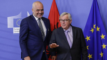 Председателят на Европейската комисия Жан-Клод Юнкер и албанският премиер Еди Рама след срещата им в Брюксел.