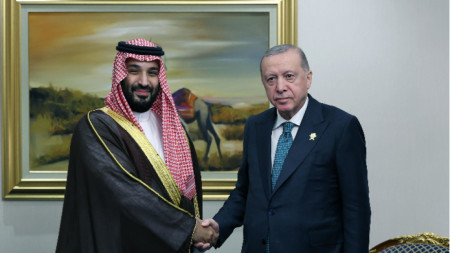 Президентът на Турция Реджеп Тайип Ердоган и престолонаследникът на Саудатитска Арабия принц Мохамед бин Салман по време на срещата Организацията за ислямско сътрудничество в Доха - 15 септември 2025