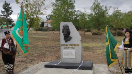 В ямболското село Попово днес беше открит паметник на Индже