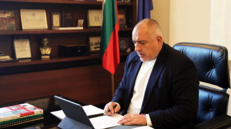 Премиерът Бойко Борисов по време на заседанието на Министерския съвет, което се проведе чрез видеоконферентна връзка.