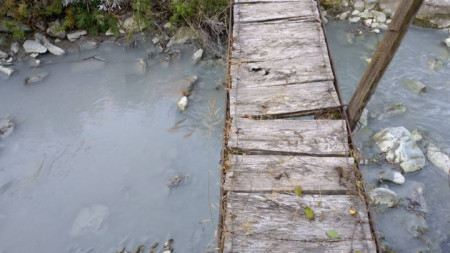 Двете мини за олово-цинкова руда и мед в селата Караманица и Мусул изливат отпадъчни води с тежки метали в притоците на Драговищица, която се влива в река Струма. 