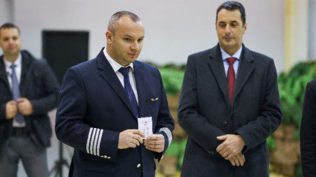 Министърът на транспорта Георги Гвоздейков връчи свидетелствата за правоспособност на първиге шестима пилоти на медицински хеликоптери