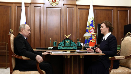 Руският президент Владимир Путин разговаря с Анна Цивильова, която е председател на държавния фонд 