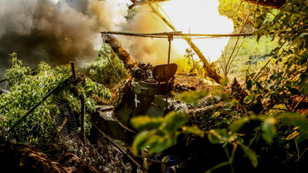 Украински военнослужещи от 24-та механизирана бригада стрелят със самоходна артилерийска установка 2S3 