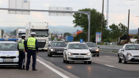 Засилен трафик по основните направления в посока София очакват от