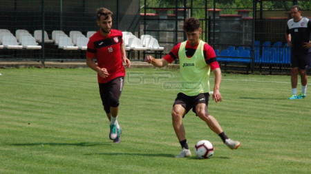 Борислав Дамянов - в дясно с топката