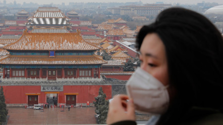 Жителка на Пекин със защитна маска