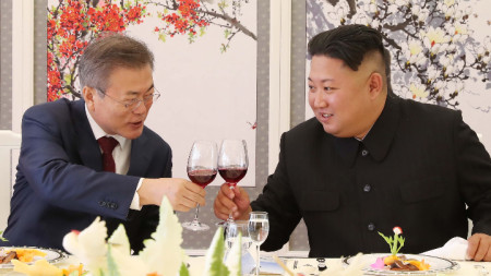 Президентът на Южна Корея Мун Дже-ин (вляво) и севернокорейският лидер Ким Чен-ун на една от трите им срещи тази година.