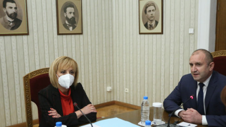 Мая Манолова от ИМВ по време на консултации при президента.