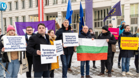 Акция протеста болгарских и румынских евродепутатов 04.12.2023 перед зданием МВД в Вене из-за вето Австрии против вступления Болгарии и Румынии в Шенгенскую зону