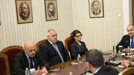 ГЕРб-СДС на консултации при президента - отляво надясно Томислав Дончев, Бойко Борисов, Десислава Атанасова и президентът Румен Радев