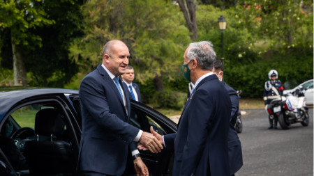 Президентът на Португалия Марсело Ребело де Соуза (вдясно) поздравява президента на България Румен Радев, Лисабон, 13 април 2022 г. 