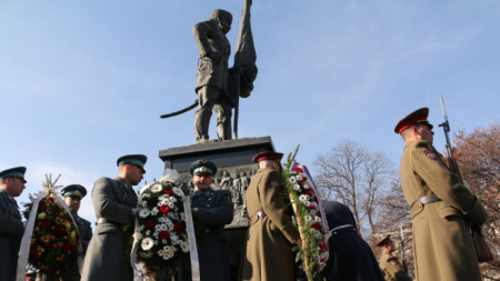 След литийно шествие по повод освобождението на София бяха поднесени венци пред Паметника на българския опълченец.